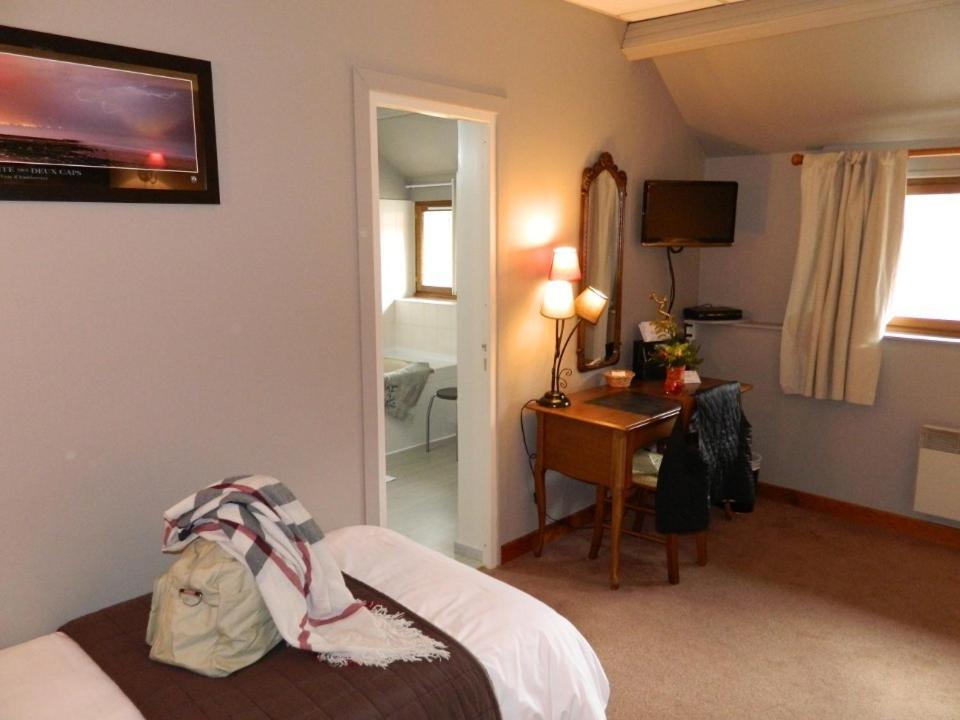 Logis - Auberge Du Colombier Guînes Quarto foto